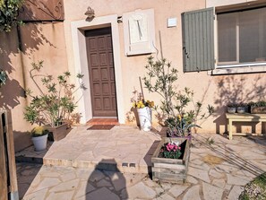 Exterior detail - Tramontane, bedroom and tv room. near Avignon.(pets welcome) (Jonquerettes)
