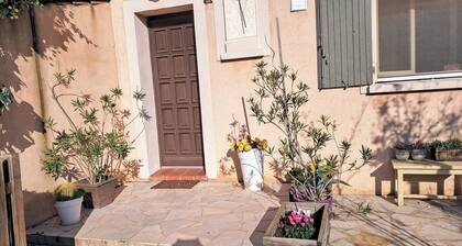 tramontane , chambre et salon télé  , prÚs d Avignon.