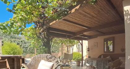 tramontane , chambre et salon télé. prÚs d Avignon.(accepte les animaux)