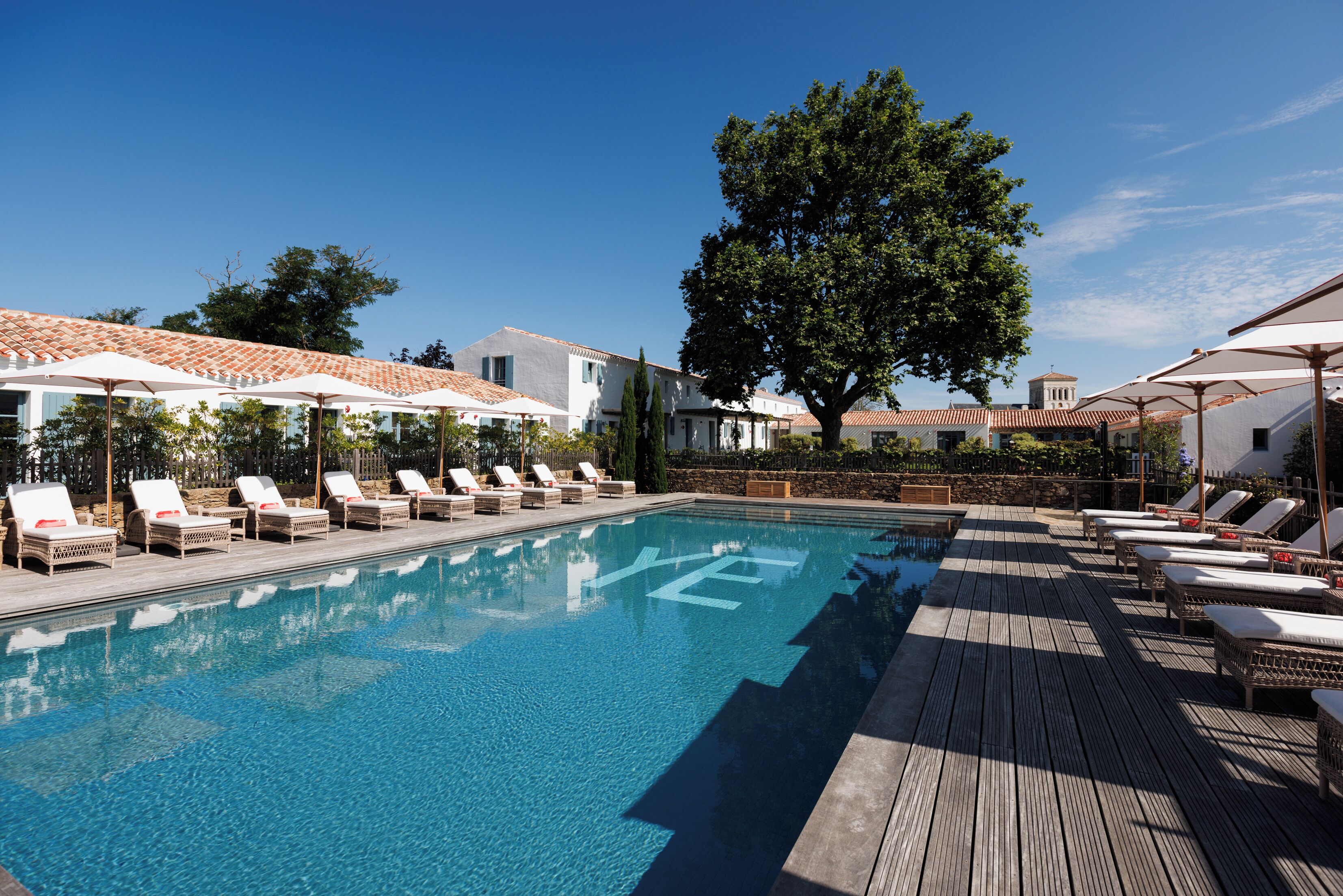 Een seizoensgebonden buitenzwembad