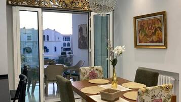 Apartment, 2 Bedrooms, Smoking, Balcony | Living room