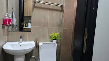 Dusche, kostenlose Toilettenartikel, Handtücher, Toilettenpapier