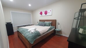 4 bedrooms, travel cot, WiFi, bed sheets - Tranquil Turnberry - Modern home, only 350 metres to St Leonards town centre. (St Leonards)