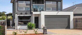 Tranquil Turnberry - Modern home, only 350 metres to St Leonards town centre.