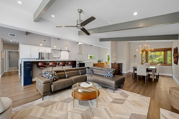 TV, DVD player, offices - Paradise Retreat- Stunning Views & Serene Elegance (San Diego)