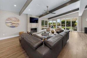 TV, DVD player, offices - Paradise Retreat- Stunning Views & Serene Elegance (San Diego)