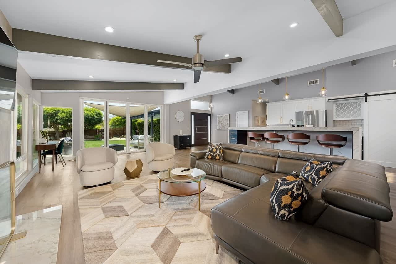 Fernseher, DVD-Player, Arbeitsbereiche