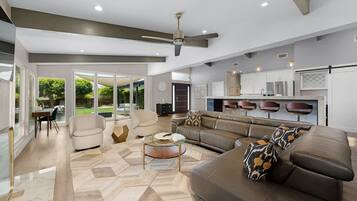 Fernseher, DVD-Player, Arbeitsbereiche