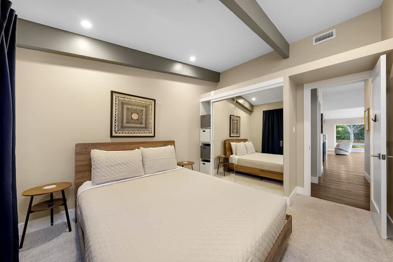 4 bedrooms, iron/ironing board, WiFi, bed sheets