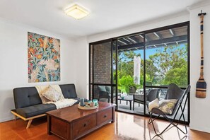 Televisión, chimenea, libros y oficina 