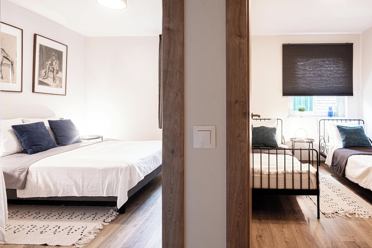 Appartement, 2 slaapkamers, uitzicht op tuin | 2 slaapkamers, geluiddichte muren, een strijkplank/strijkijzer