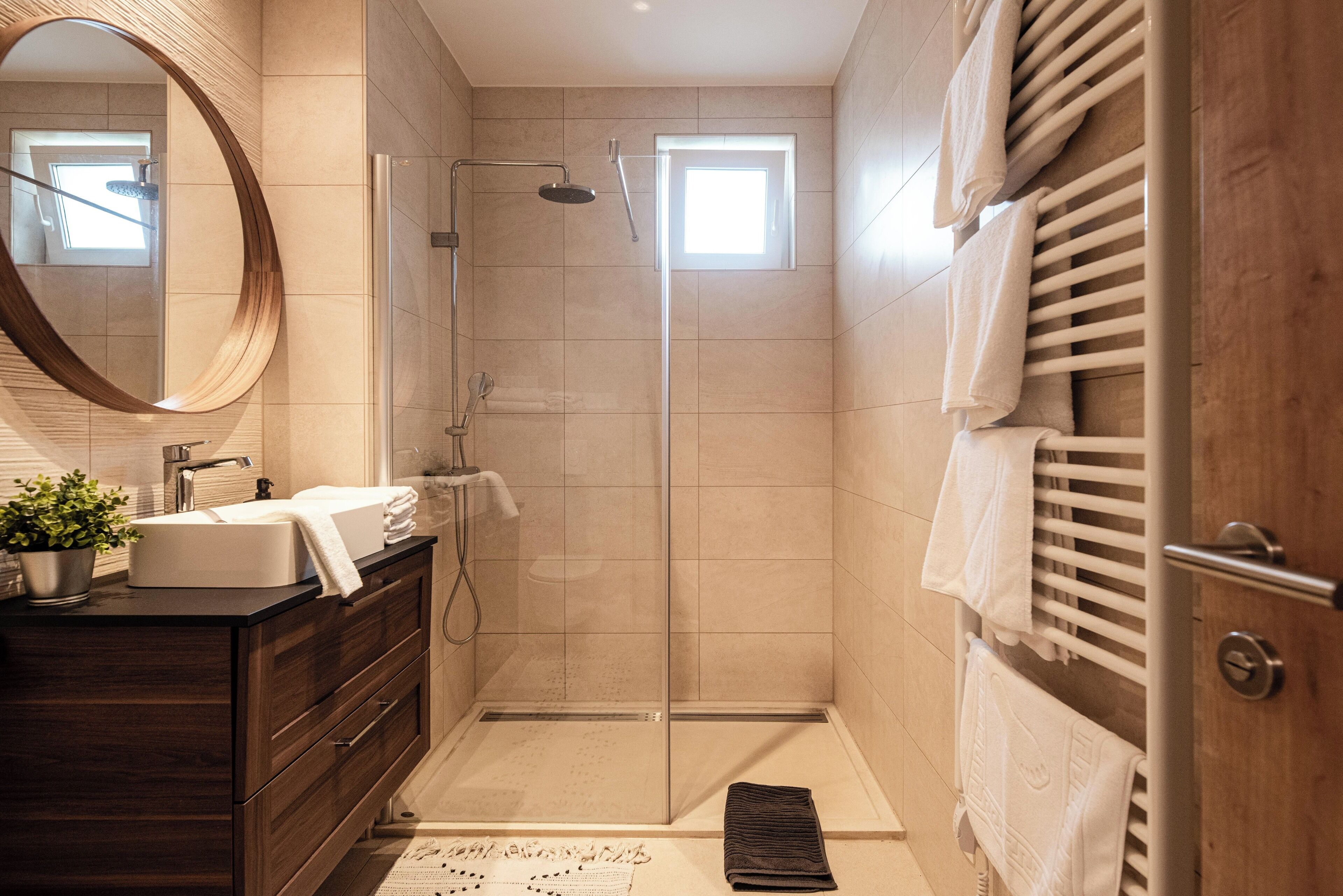 Apartamento, 1 quarto, vista para o jardim | Banheiro | Chuveiro, secador de cabelo, toalhas de banho 