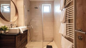 Apartment, 1 Schlafzimmer, Gartenblick | Badezimmer | Dusche, Haartrockner, Handtücher