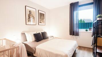 Apartment, 2 Schlafzimmer, Gartenblick | 2 Schlafzimmer, schallisolierte Zimmer, Bügeleisen/Bügelbrett