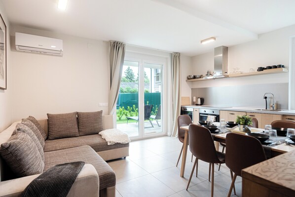 Appartement, 2 chambres, vue jardin | Coin séjour