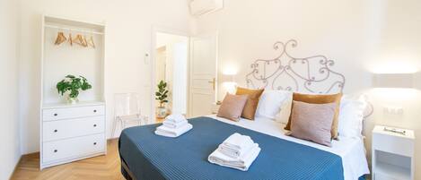 2 chambres, fer et planche à repasser, Wi-Fi gratuit, draps fournis