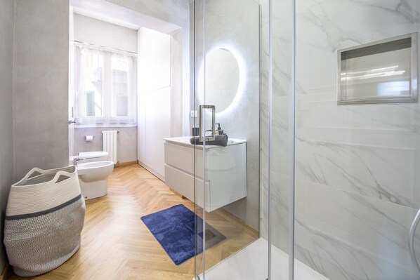 Shower, hair dryer, bidet, towels - Singer House in Center Town (Lucca)