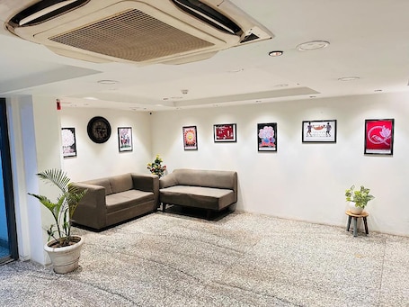 Lobby sitting area. Hotel Golden Saffron-Punjabi Bagh Delhi