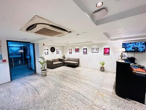 Lobby sitting area - Qotel Comfort Golden Saffron Punjabi Bagh (New Delhi)