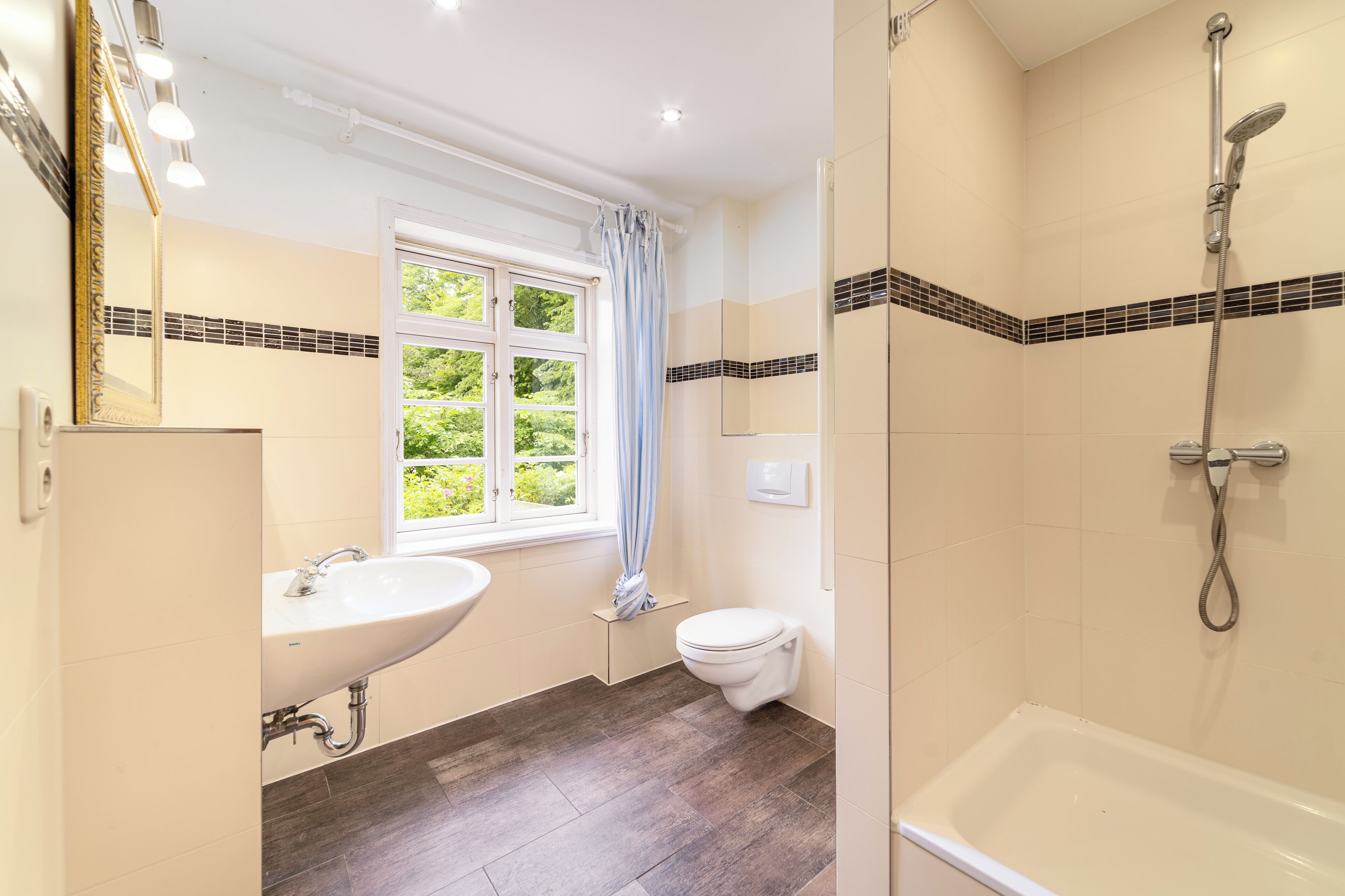 Une salle de bain avec un lavabo, des toilettes et une douche.