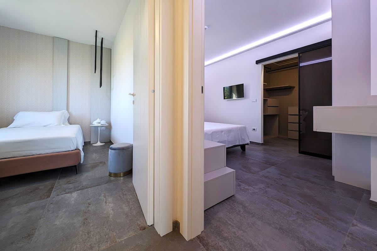 Deluxe Suite, Courtyard View | 2 bedrooms, premium bedding, pillowtop beds, free WiFi