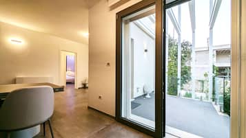 Phòng Suite Deluxe, quang cảnh sân vườn | Phòng khách