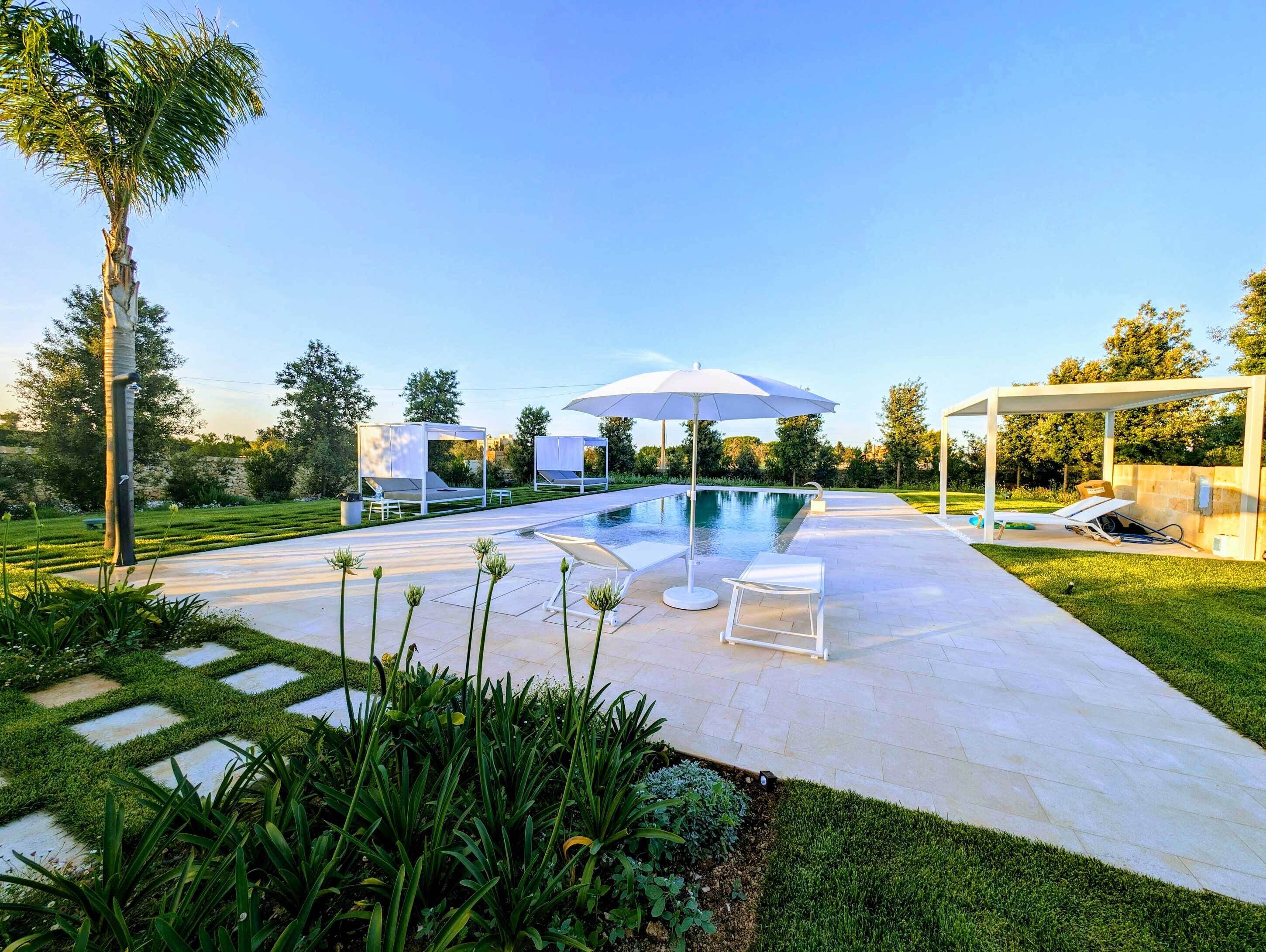 Piscine extérieure, cabanons gratuits, parasols de plage