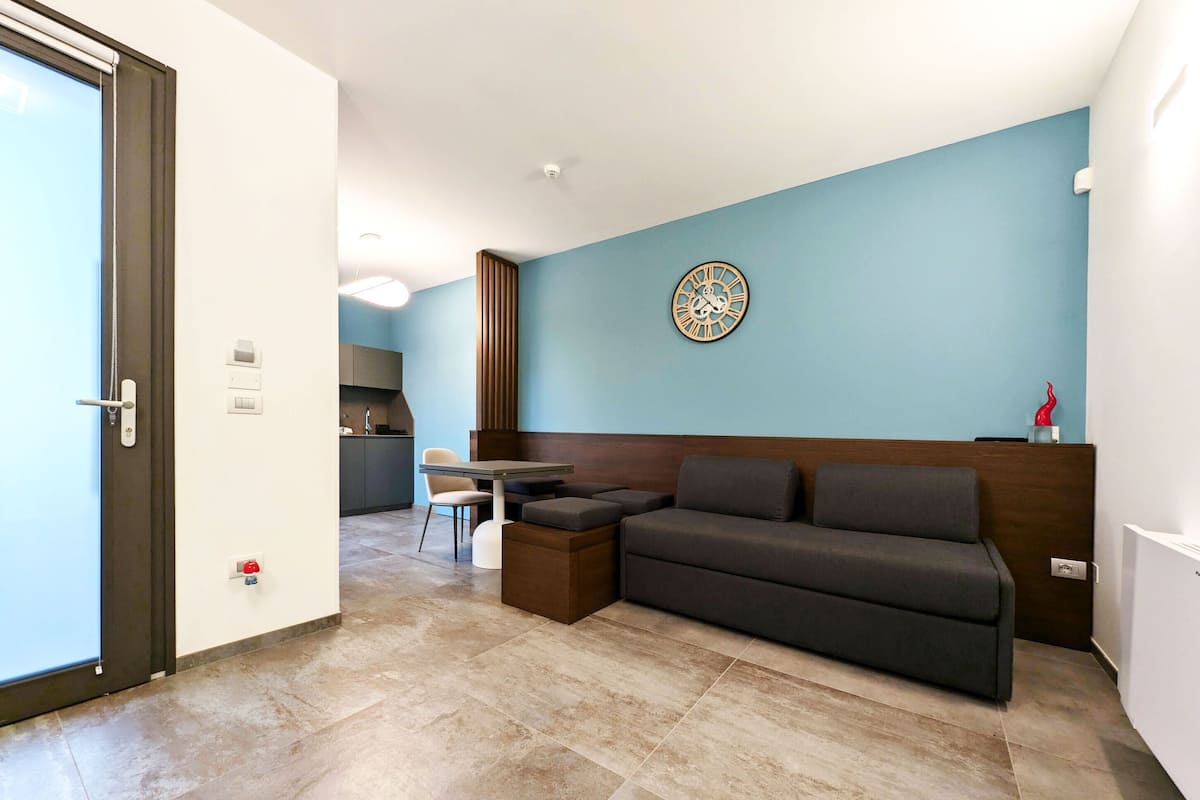 Deluxe Suite, Courtyard View | Living room