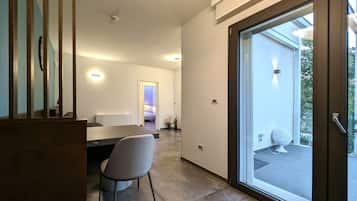 Phòng Suite Deluxe, quang cảnh sân vườn | Phòng khách
