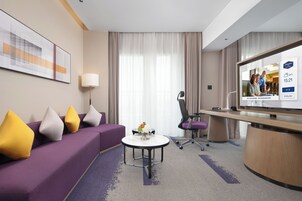 Escritorio, espacio para trabajar con laptop y wifi gratis