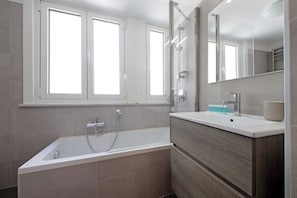 Shower, hair dryer, bidet, towels - Luxury home in the Ghetto's heart (Roma)