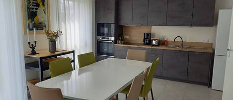 Frigorifero, microonde, forno, piano cottura