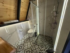 Shower, free toiletries, towels, shampoo