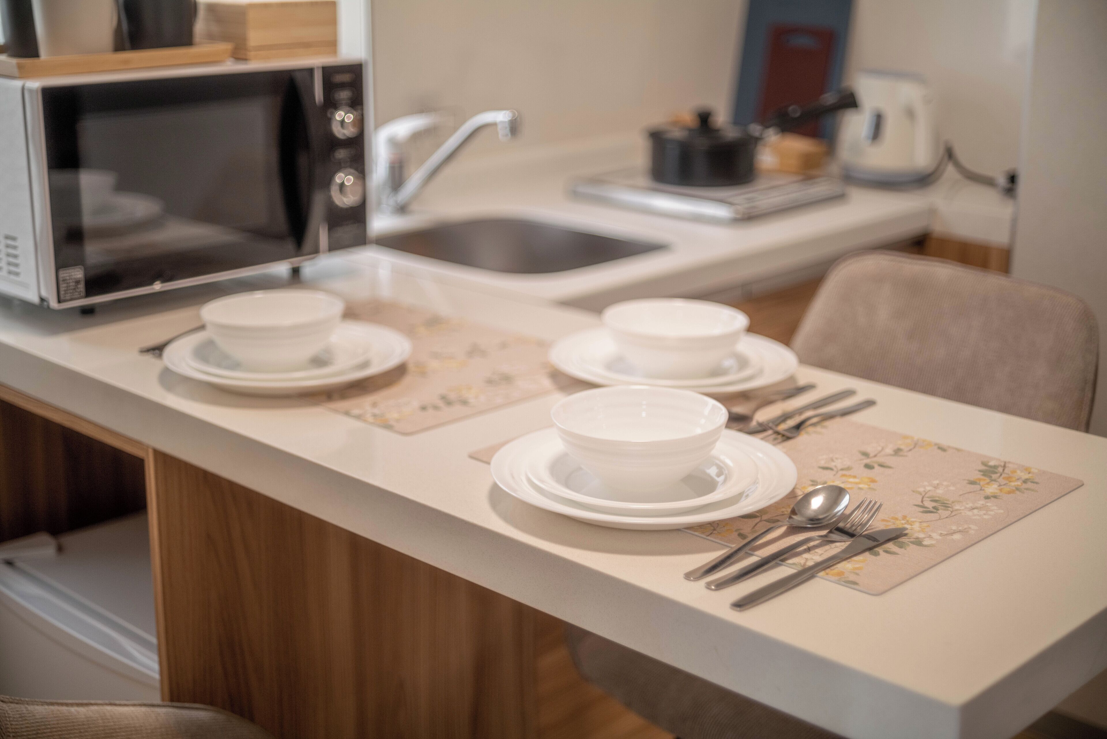 遮光カーテン、防音設備、アイロン / アイロン台、WiFi (無料)