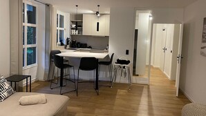 Un apartamento moderno con cocina, comedor y sala de estar.