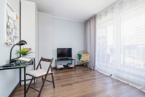 Studio, Balcony | Living room - 5th Floor Studio in Katowice by Renters (Katowice)