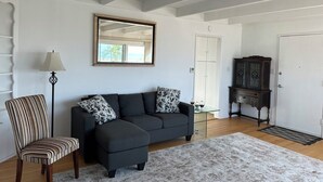 TV connectée, cheminée, livres