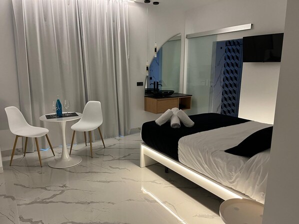 شقة بتصميم مميز - منظر للمدينة | ملاءات من القطن المصري وأغطية فراش متميزة وألحفة محشوة بالريش