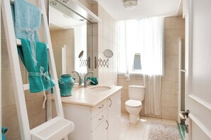 Shower, free toiletries, hair dryer, towels