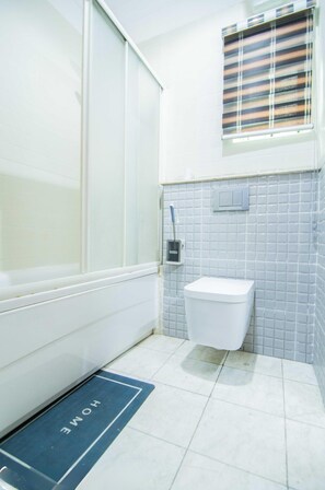 Apartment | Badezimmer | Badewanne und Dusche (separat), Komfortbadewanne, Handtücher