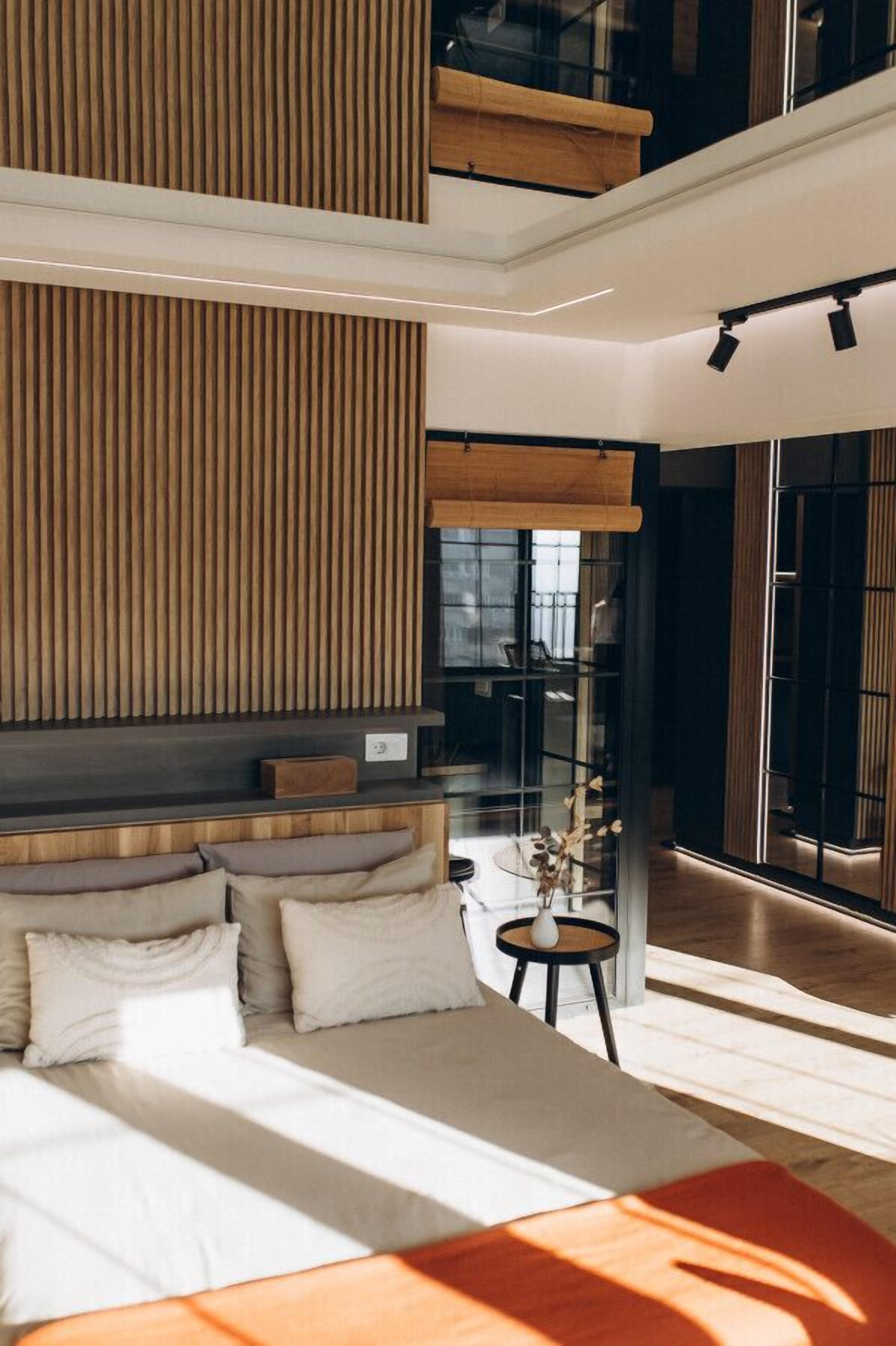 Een bureau, een strijkplank/strijkijzer, gratis wifi, beddengoed