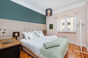2 habitaciones, escritorio y tabla de planchar con plancha 