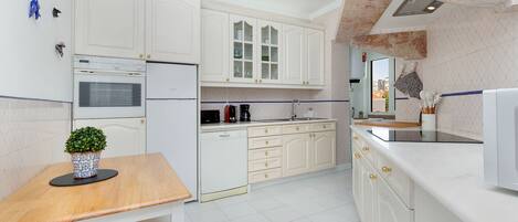 Geladeira, micro-ondas, fogão, cooktop