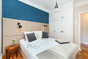 2 quartos, escrivaninha, ferros/tábuas de passar roupa, berço de viagem