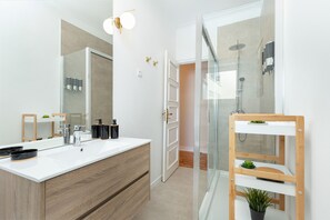 Shower, hair dryer, bidet, towels