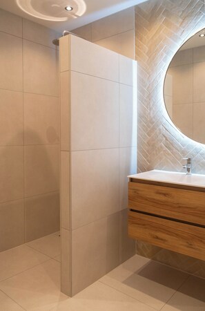 Shower, towels, soap, toilet paper - Sint Adelbertus, Prachtige Luxe Woning Boven de Ijssalon in het Centrum (Egmond-Binnen)