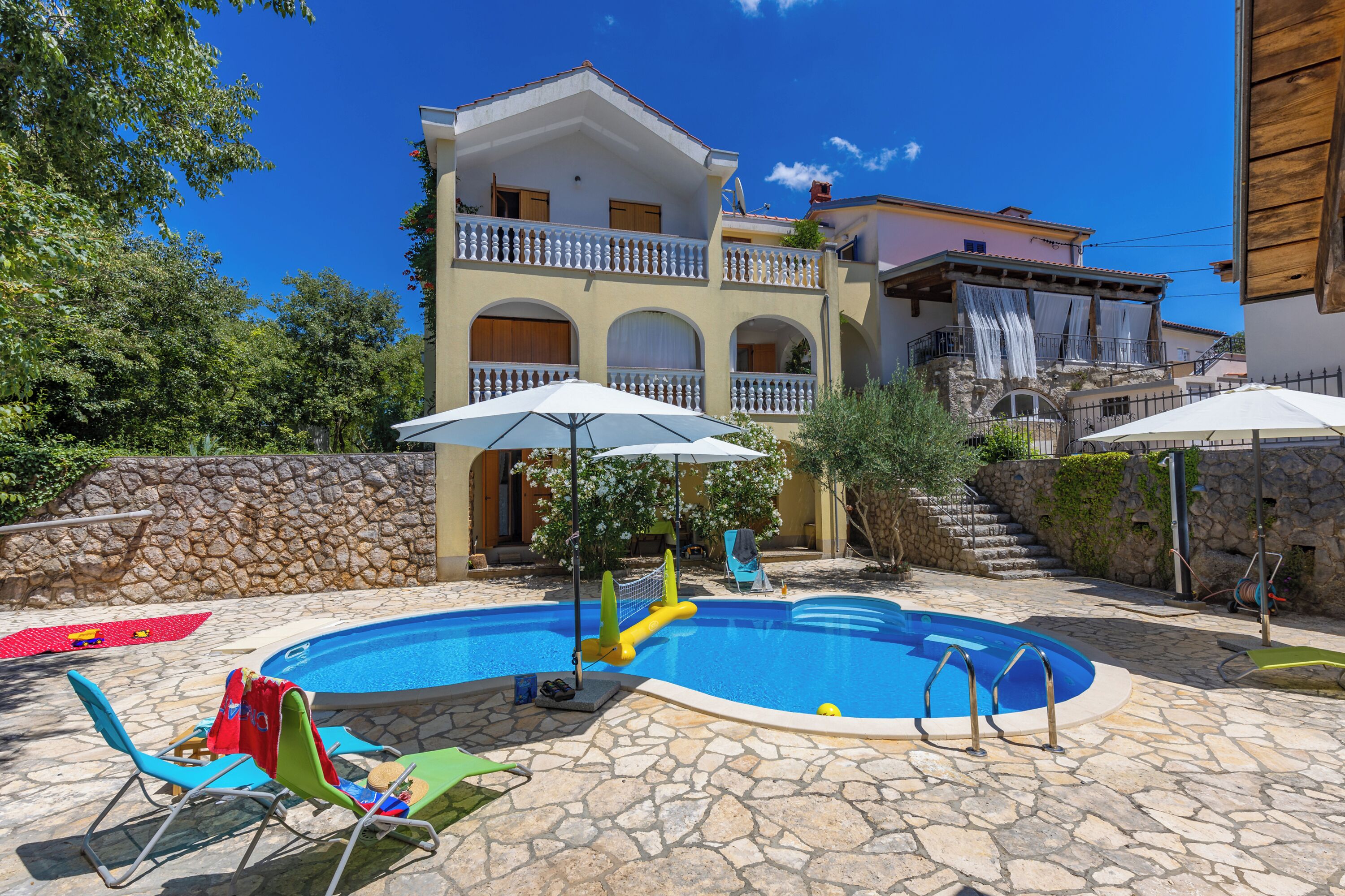 حمّام سباحة خارجي