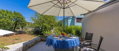 Familienhaus, Mehrere Schlafzimmer (Pool House Franjo) | Speisen im Freien