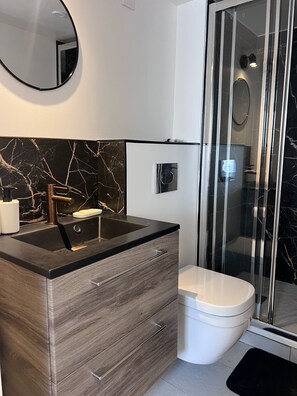 Dusch, hårtork, handdukar och tvål