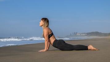 På stranden og parasoller